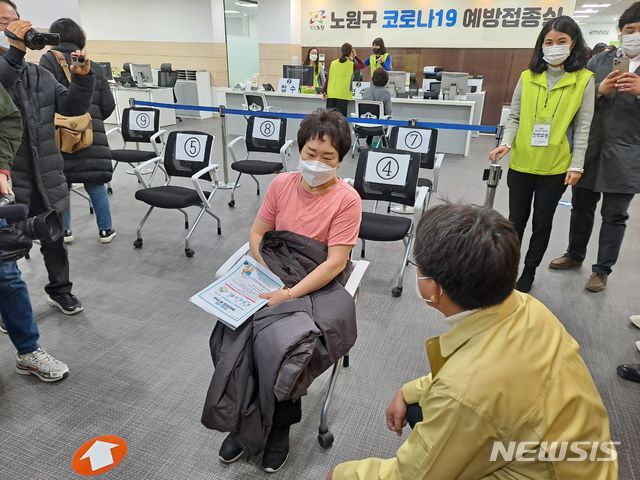 [서울=뉴시스]박진희 기자 = 요양보호사 이경순(61)씨가 26일 오전 8시45분께 서울 노원구 보건소에서 국내 첫 아스트라제네카 백신 접종을 받은 뒤 관찰실에서 대기하고 있다. (사진=머니투데이 제공) 2021.02.26. photo@newsis.com *재판매 및 DB 금지