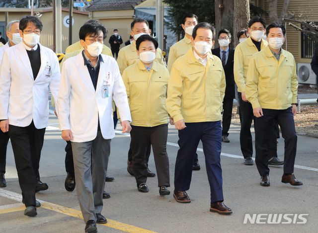 [서울=뉴시스]사진공동취재단 = 정세균 국무총리가 27일 오전 서울시 중구 을지로 국립중앙의료원 중앙예방접종센터를 방문, 이동하고 있다. 2021.02.27. photo@newsis.com