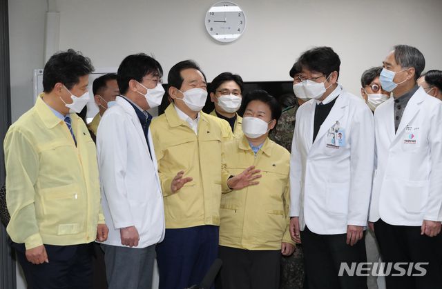 [서울=뉴시스]사진공동취재단 = 정세균 국무총리가 27일 오전 서울시 중구 을지로 국립중앙의료원 중앙예방접종센터를 방문, 현황보고를 받으며 관계자들과 대화하고 있다. 2021.02.27. photo@newsis.com