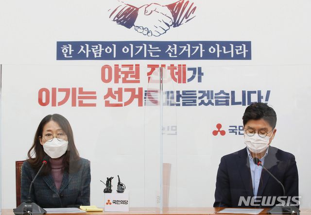 [서울=뉴시스]전진환 기자 = 국민의당 안철수측 협상대표인 정연정 교수(왼쪽)와 무소속 금태섭측 협상대표인 김태형 대변인이 1일 국회에서 제3지대 단일화 경선에서 안철수 대표의 승리 결과를 발표하고 있다.  (공동취재사진) 2021.03.01. photo@newsis.com