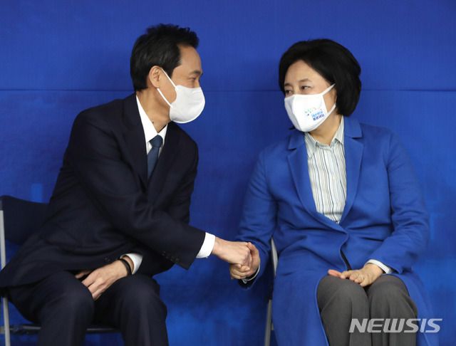 [서울=뉴시스]전진환 기자 = 더불어민주당 서울시장 후보에 선출된 박영선 후보가 1일 오후 서울시장 후보경선 당선자 발표대회가 열린 서울 여의도 중앙당사에서 우상호 예비후보의 축하를 받고 있다. 2021.03.01. amin2@newsis.com