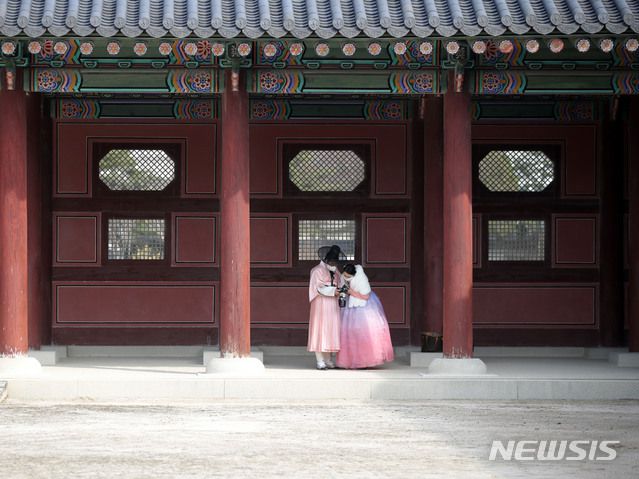 [서울=뉴시스]박미소 기자 = 추위가 다소 풀린 3일 오후 서울 종로구 경복궁에서 한복을 입은 시민들이 궁궐을 거닐고 있다. 2021.03.03. misocamera@newsis.com
