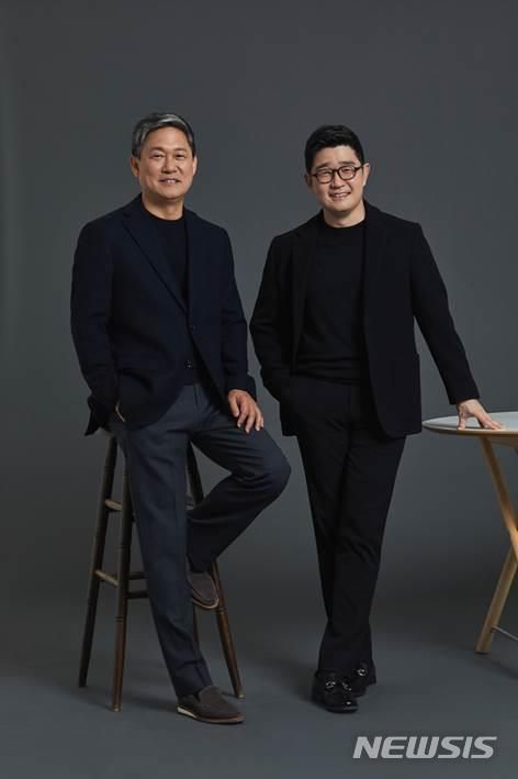 [서울=뉴시스] 카카오엔터테인먼트를 이끌게 된 카카오M 김성수(왼쪽) 대표와 카카오페이지 이진수 대표. (사진=카카오엔터테인먼트 제공) 2021.03.04 photo@newsis.com