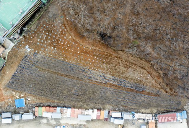 [시흥=뉴시스]김병문 기자 = 변창흠 국토교통부 장관이 최근 불거진 한국토지주택공사(LH) 일부 직원들의 광명·시흥 신도시 땅 사전 투기 의혹에 대해 사과한 4일 오후 LH 직원들이 사들인 경기 시흥시 무지내동 소재 농지 일대의 모습이 보이고 있다. 2021.03.04. dadazon@newsis.com