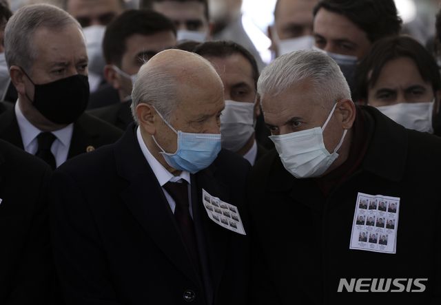 [앙카라(터키)= AP/뉴시스] 데블렛 바셀리 터키 여당 대표 (왼쪽)가 지난 앙카라의 한 회교사원에서 비날리 일디림 전 통리와 대화를 나누고 있다. 그는 아프간정권의 변화에도 불구하고 터키 외교시설과 군대는 아프간에 계속 주둔할 것이라고 16일(현지시간) 밝혔다.