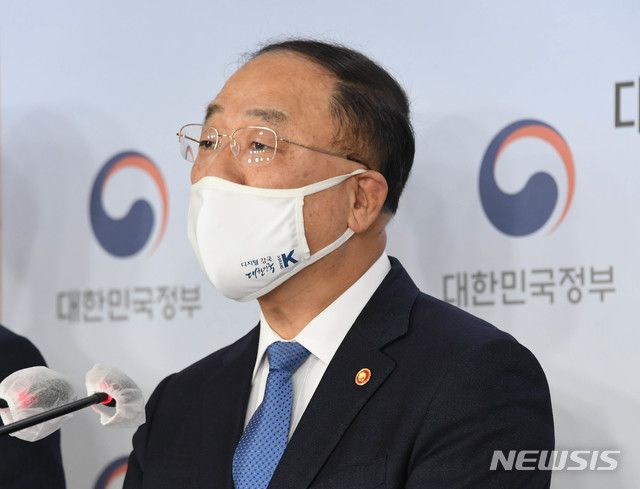 [세종=뉴시스]  홍남기 경제부총리 겸 기획재정부 장관이 7일 서울 광화문 정부서울청사에서 부동산 관계장관회의 후 관계부처 합동으로 '국민께 드리는 말씀'을 발표하고 있다. (사진=기재부 제공)