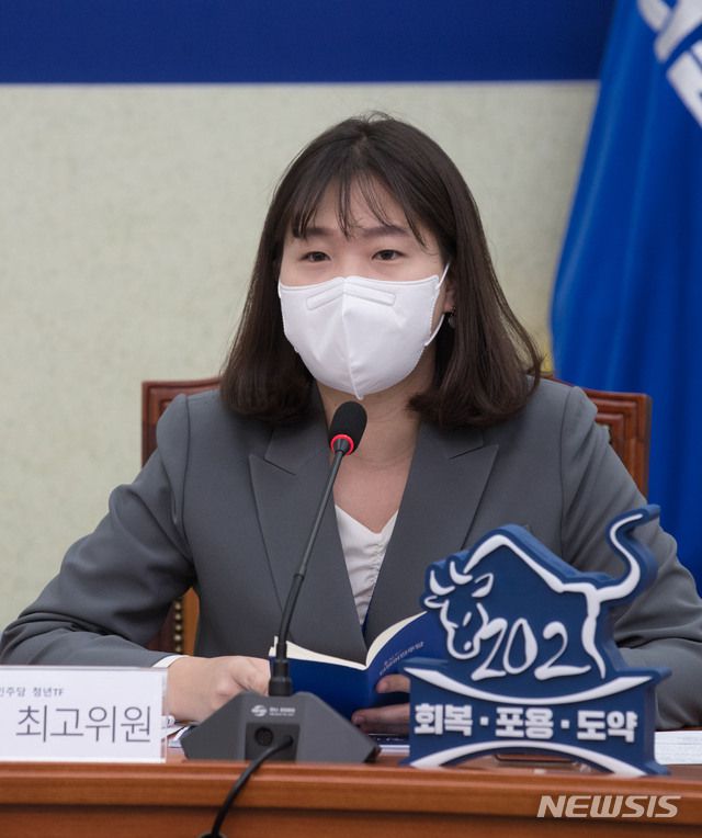 [서울=뉴시스]김진아 기자 = 박성민 신임 청년비서관이 지난 3월 당시 더불어민주당 청년TF 최고위원 시절 청년TF 활동성과 보고회에서 인사말을 하고 있는 모습. (공동취재사진) 2021.03.07. photo@newsis.com