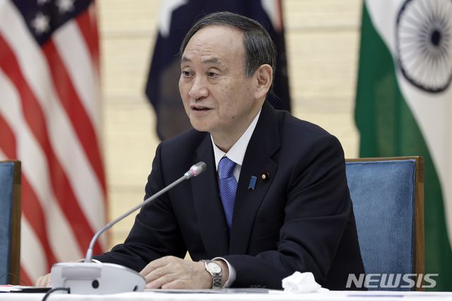 [도쿄=AP/뉴시스] 지난달 12일 밤 일본 도쿄 총리 관저에서 스가 요시히데(오른쪽) 총리가 화상 형식으로 열린 미국·일본·호주·인도의 대중 안보 연합체 '쿼드(Quad)' 첫 정상회의를 가지고 발언하고 있다. 2021.04.06.