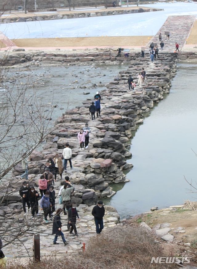 [진천=뉴시스]강신욱 기자 = 14일 포근한 봄 날씨에 나들이객들이 충북 진천군 문백면 구곡리 지네 모양을 한 '천년의 신비' 농다리를 건너고 있다. 2021.03.14. ksw64@newsis.com