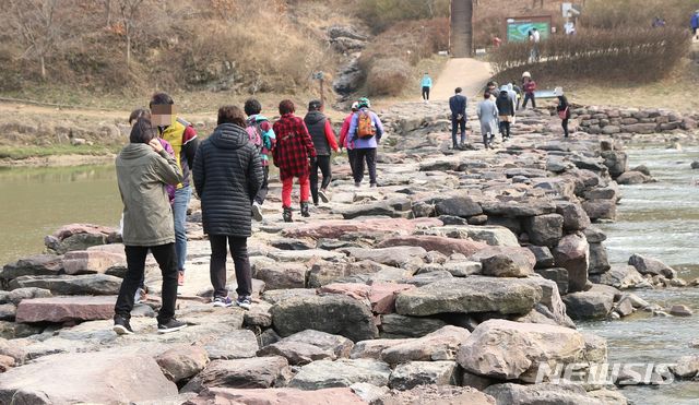 [진천=뉴시스]강신욱 기자 = 14일 포근한 봄 날씨에 나들이객들이 충북 진천군 문백면 구곡리 지네 모양을 한 '천년의 신비' 농다리를 건너고 있다. 2021.03.14. ksw64@newsis.com