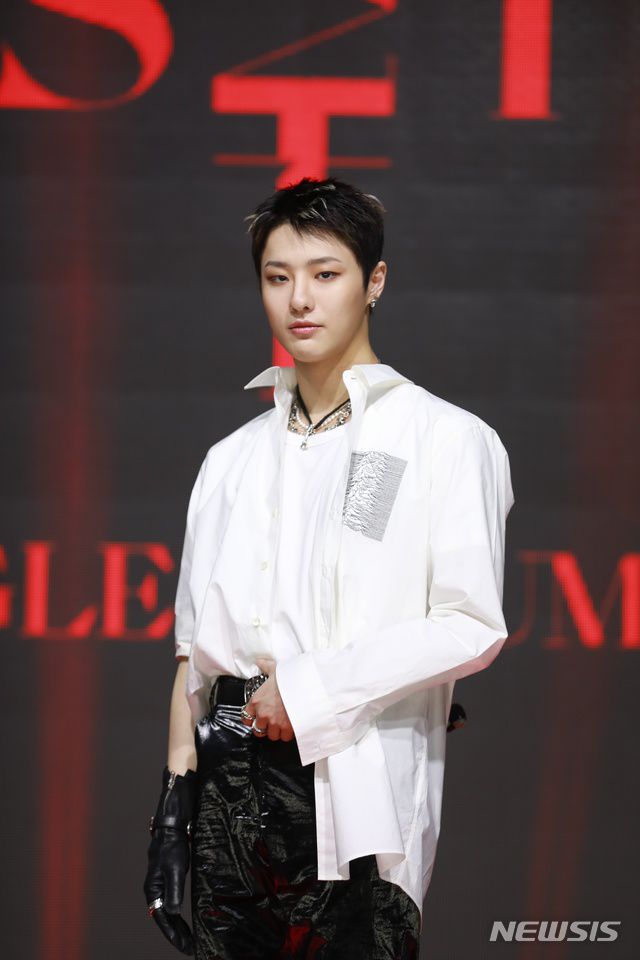 [서울=뉴시스]가수 우즈(조승연)가 15일 첫 싱글 앨범으로 컴백한다. 사진은 이날 진행된 온라인 미디어 쇼케이스. (사진=위에화엔터테인먼트 제공) 2021.03.15. photo@newsis.com