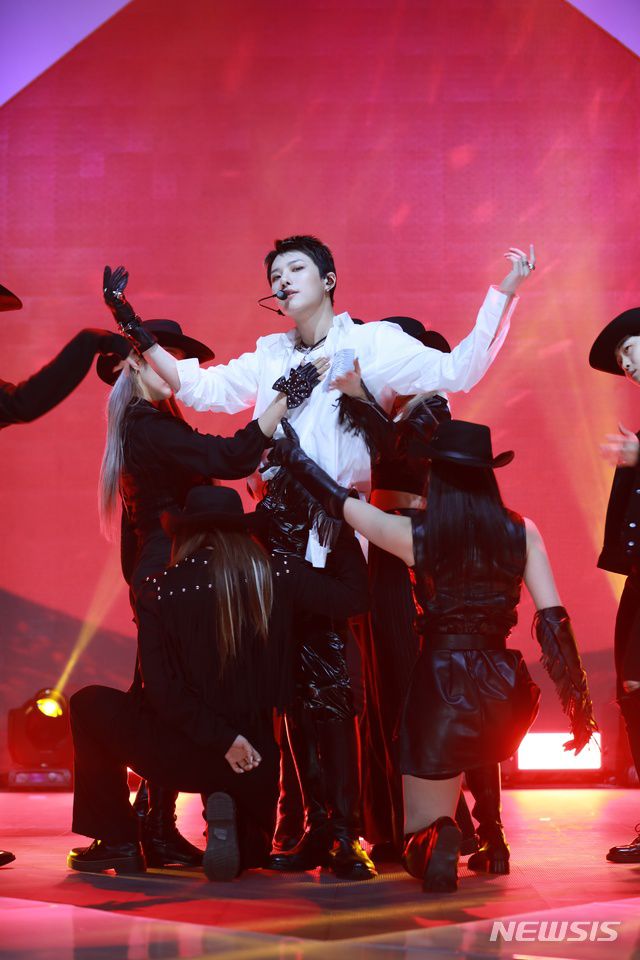 [서울=뉴시스]가수 우즈(조승연)가 15일 첫 싱글 앨범으로 컴백한다. 사진은 이날 진행된 온라인 미디어 쇼케이스. (사진=위에화엔터테인먼트 제공) 2021.03.15. photo@newsis.com