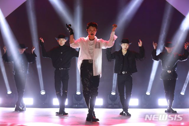 [서울=뉴시스]가수 우즈(조승연)가 15일 첫 싱글 앨범으로 컴백한다. 사진은 이날 진행된 온라인 미디어 쇼케이스. (사진=위에화엔터테인먼트 제공) 2021.03.15. photo@newsis.com