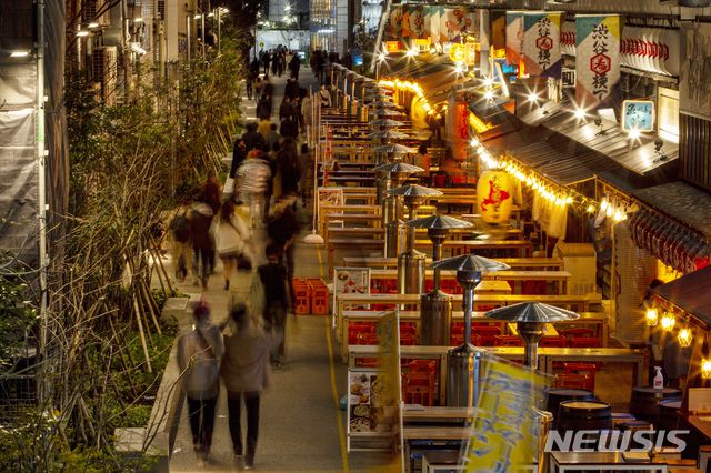 [도쿄=AP/뉴시스]일본 도쿄의 긴급사태 발령에 따라 식당과 술집이 오후 8시에 문을 닫으면서 지난 14일 저녁 식당 앞 야외 좌석이 비어 있다. 2021.03.15.