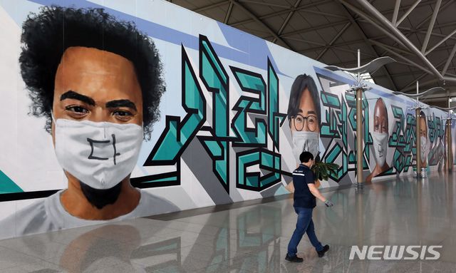 [인천공항=뉴시스]김병문 기자 = 코로나19 신규 확진자 수가 엿새 연속 400명대를 기록한 지난달 22일 오전 인천국제공항 출국장이 한산하다. 2021.03.22. dadazon@newsis.com