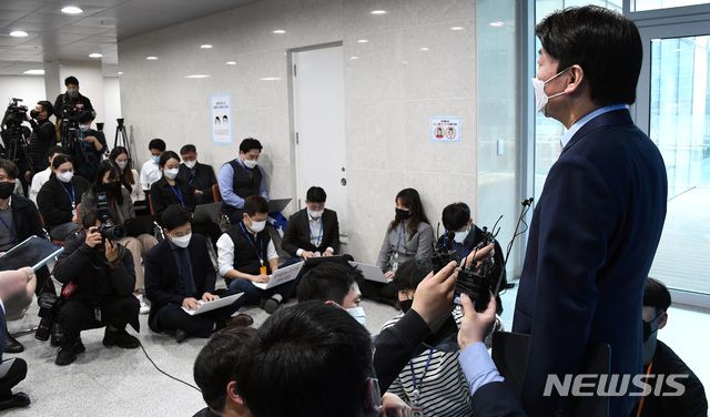 [서울=뉴시스]전진환 기자 = 안철수 국민의당 서울시장 보궐선거  후보가 23일 오후 국회 소통관에서 기자회견을 마치고 기자들의 질문에 답하고 있다. (공동취재사진) 2021.03.23. photo@newsis.com