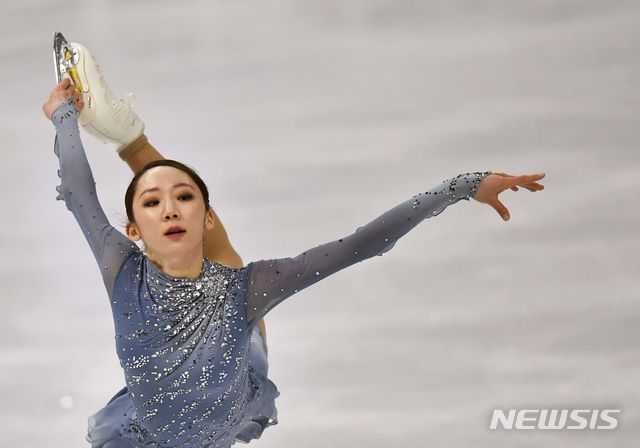 [스톡홀름=AP/뉴시스]김예림이 26일(현지시간) 스웨덴 스톡홀름의 에릭슨 글로브에서 열린 2021 국제빙상경기연맹(ISU) 피겨스케이팅 세계선수권대회 여자 싱글 프리스케이팅에 출전해 연기를 펼치고 있다. 김예림은 11위를 기록해 이해인(10위)과 함께 2022 베이징 동계올림픽 쿼터 2장을 따냈다. 이로써 우리나라는 이 종목 2명의 선수를 베이징에 보낼 수 있게 됐다. 2021.03.27.