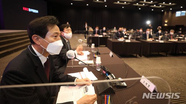 [서울=뉴시스]전진환 기자 = 오세훈 국민의힘 서울시장 후보가 31일 오후  서울 여의도 중소기업중앙회 KBIZ홀에서 열린 중소기업ㆍ소상공인 타운홀미팅에 참석해 인사말을 하고 있다. 2021.03.31. amin2@newsis.com