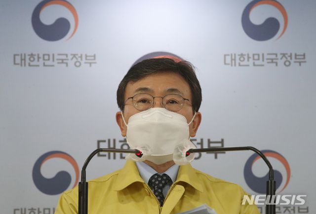 [서울=뉴시스]김명원 기자 = 권덕철 중앙재난안전대책본부(중대본) 1차장(보건복지부 장관)이 9일 오전 서울 종로구 정부서울청사 합동브리핑실에서 코로나19 대응 비대면 정례브리핑을 하고 있다. 정부는 다음달 2일까지 수도권 2단계·비수도권 1.5단계 등 현행 사회적 거리두기 단계와 5인 이상 모임 금지 조치를 유지하되 방역의 효과를 극대화할 수 있는 방안을 마련해 앞으로 3주간 강도 높게 이행할 것을 밝혔다. 2021.04.09. kmx1105@newsis.com