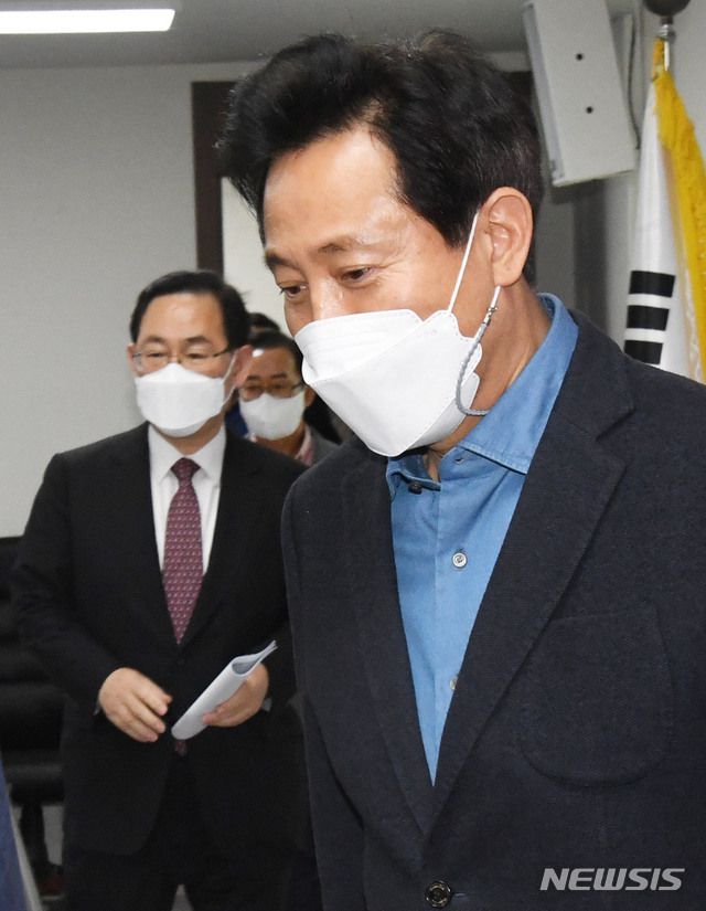 [서울=뉴시스]김진아 기자 = 오세훈(오른쪽) 서울시장을 비롯한 참석자들이 11일 오후 서울 여의도 당사에서 열린 국민의힘·서울시 부동산정책협의회에 참석하고 있다.  왼쪽은  주호영 국민의힘 대표 권한대행. (공동취재사진) 2021.04.11. photo@newsis.com