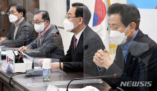 [서울=뉴시스]김진아 기자 = 주호영 국민의힘 당대표 권한대행이 11일 서울 여의도 국민의힘 당사에서 열린 국민의힘-서울시 부동산정책협의회에서 발언을 하고 있다. (공동취재사진) 2021.04.11. photo@newsis.com