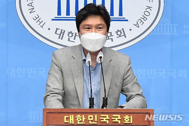 [서울=뉴시스]전진환 기자 = 김해영 더불어민주당 전 의원이 지난해 4월14일 서울 여의도 국회 소통관에서 ‘부산 공직자 부동산 비리조사 특위 이행 촉구’ 기자회견을 하고 있다. (공동취재사진) 2021.04.14. photo@newsis.com