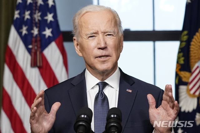 [워싱턴=AP/뉴시스]조 바이든 미국 대통령이 14일(현지시간) 백악관 트리티룸에서 아프가니스탄 미군 철수에 관해 연설하고 있다. 바이든 대통령은 911 테러 20주기인 "9월11일까지 아프간에 주둔 중인 미군을 완전 철수하겠다"라고 밝혔다. 2021.04.15.
