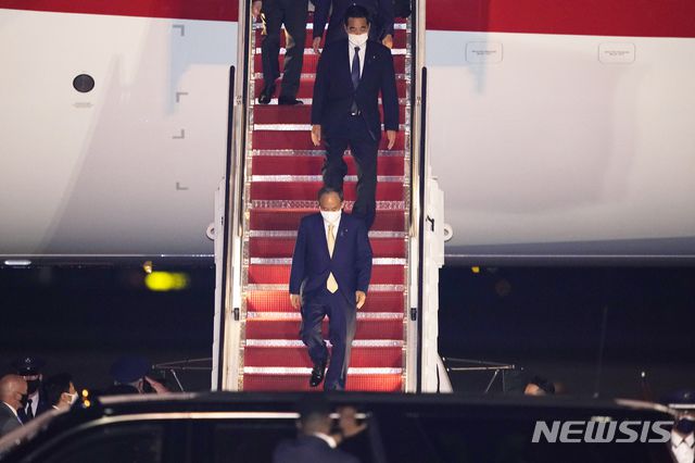 [앤드루스공군기지=AP/뉴시스]15일(현지시간) 미국 워싱턴 인근 앤드루스 공군기지에 스가 요시히데 일본 총리가 도착해 전용기에서 내리고 있다. 2021.04.16.