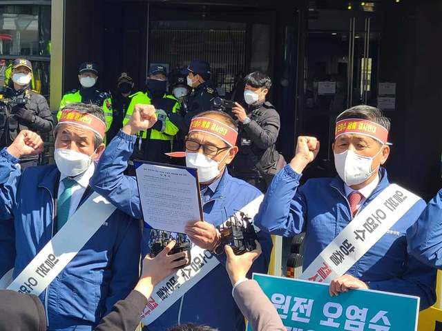 [고창=뉴시스] 김종효 기자 = 지난 14일 서울 일본대사관 앞에서 열린 일본정부의 후쿠시마원전 오염수 해양방류결정 규탄대회, 고창수협 김충 조합장(가운데)이 대표로 나서 규탄성명을 발표하고 있다.(사진=고창수협 제공) 2021.04.19. photo@newsis.com *재판매 및 DB 금지