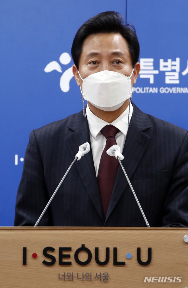 [서울=뉴시스]김형수 기자 = 오세훈 서울시장이 21일 오후 서울 중구 서울시청 브리핑룸에서 이날 가진 문재인 대통령과의 청와대 오찬에 관해 브리핑하고 있다. 2021.04.21. kyungwoon59@newsis.com