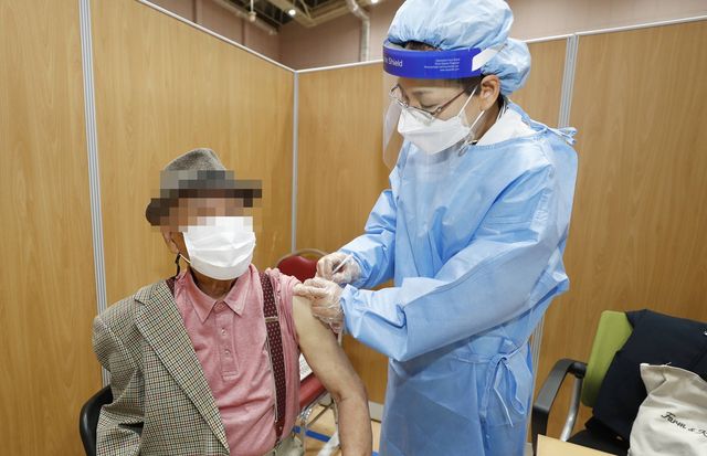 [괴산=뉴시스]화이자 백신 접종. (사진=괴산군 제공) photo@newsis.com  *재판매 및 DB 금지