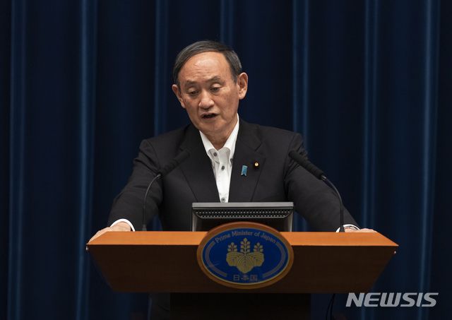 [도쿄=AP/뉴시스] 이달 말까지 도쿄 등지에 비상사태 연장을 발표한 스가 요시히데 일본 총리가 2021년 5월 7일 금요일 도쿄에서 열린 기자회견에서 발언한 뒤 기자의 질문을 듣고 있다. 2021.05.07.