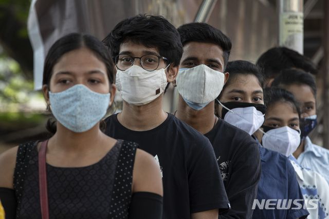 [가우하티=AP/뉴시스]10일(현지시간) 인도 가우하티의 한 코로나19 백신 접종소에서 18세 이상 청년들이 백신을 접종하기 위해 순서를 기다리고 있다. 인도의 코로나19 누적 확진자 수는 2266만2575명, 사망자는 24만6146명으로 집계됐다. 2021.05.10.