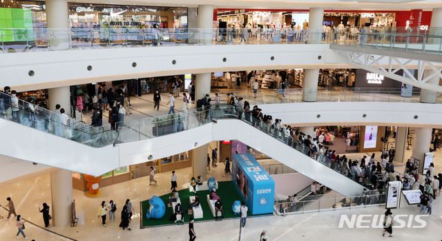 [서울=뉴시스]박주성 기자 = 부처님오신날인 19일 서울의 한 낮 기온이 27도로 초여름 날씨를 보인 가운데 서울 영등포구의 한 대형 쇼핑몰에 방문객들이 붐비고 있다. 2021.05.19. park7691@newsis.com