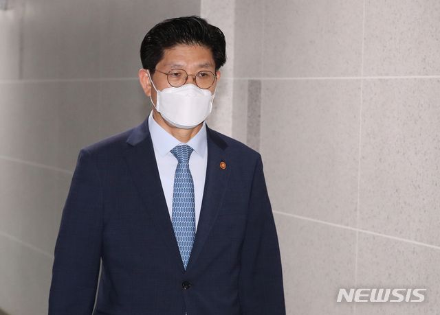 [서울=뉴시스]전진환 기자 = 노형욱 국토교통부 장관이 27일 오전 서울 여의도 국회 의원회관에서 열린  더불어민주당 국토교통위원회 위원들과의 당정협의에 참석하고 있다. 이날 당정협의에서는 한국토지주택공사(LH) 혁신 방안을 담은 정부안에 대한 협의 및 세부 조율 등이 이뤄질 예정이다. (공동취재사진) 2021.05.27. photo@newsis.com