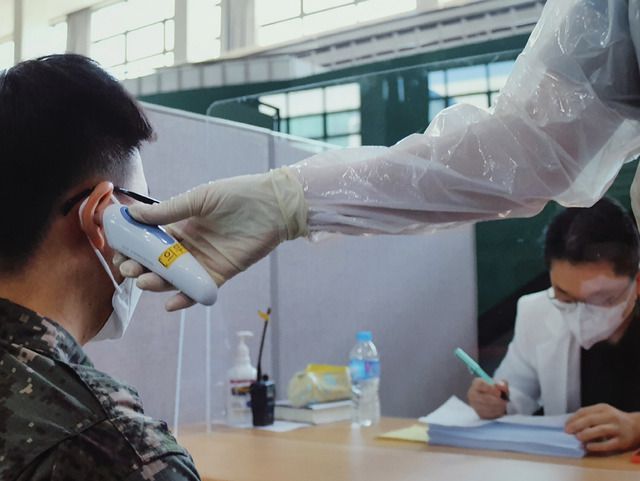 [대구=뉴시스]이무열 기자 = 30세 미만 군 장병에 대한 코로나19 접종이 시작된 7일 육군 50사단 장병들이 부대 내 코로나19 백신접종센터에서 백신접종에 앞서 군의관 검진을 받고 있다. (사진=육군 50사단 제공) 2021.06.07. photo@newsis.com *재판매 및 DB 금지