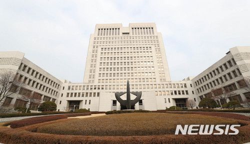[서울=뉴시스] 3일 법조계에 따르면 대법원 제3부(주심 오석준 대법관)는 지난달 15일 도로교통법 위반(음주운전) 혐의로 기소된 A씨에 대한 상고를 기각하고 무죄를 선고한 원심을 확정했다. 사진은 대법원. (사진=뉴시스 DB). photo@newsis.com