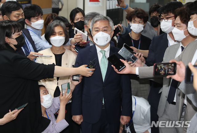 [서울=뉴시스] 고승민 기자 = 공직선거법 위반 혐의를 받는 최강욱 열린민주당 대표가 지난 6월8일 서울중앙지방법원에서 열린 선고 공판에서 벌금 80만원을 선고받은 뒤 법원을 나서며 취재진 질문에 답하고 있다. 2021.06.08. kkssmm99@newsis.com