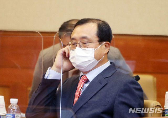 [서울=뉴시스]박주성 기자 = '양승태 사법부' 시절 재판에 개입한 혐의를 받는 임성근 전 부산고법 부장판사가 지난 10일 오후 종로구 헌법재판소 대심판정에서 열리는 탄핵심판 사건 1차 변론기일에 출석하고 있다. 2021.06.10. park7691@newsis.com