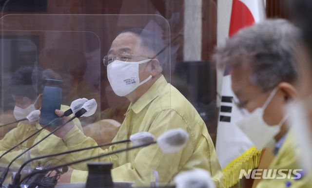 [서울=뉴시스]김명원 기자 = 홍남기 경제부총리 겸 기획재정부 장관이 18일 오전 서울 종로구 정부서울청사에서 열린 제38차 비상경제 중앙대책본부(중대본) 회의 겸 2021년 제4차 혁신성장전략회의에 참석해 발언하고 있다. (공동취재사진) 2021.06.18. photo@newsis.com