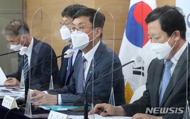 [서울=뉴시스]김명원 기자 = 안도걸 기획재정부 제2차관이 18일 서울 종로구 정부서울청사에서 공공기관 2020년도 경영평가 결과 발표를 하고 있다.  2021.06.18. kmx1105@newsis.com