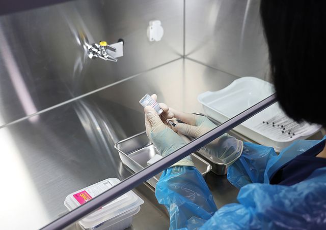 [서울=뉴시스]30세 미만 상급종합병원 의료인 등을 대상으로 한 코로나19 모더나 백신 접종이 시작된 21일 서울 동대문구 경희의료원에서 의료진이 모더나 백신을 소분하고 있다. (사진=경희의료원 제공) 2021.06.21. photo@newsis.com *재판매 및 DB 금지