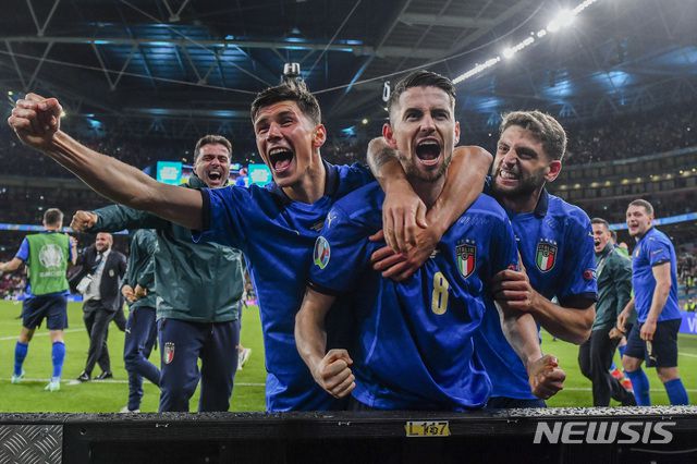 [런던=AP/뉴시스]이탈리아 선수들이 6일(현지시간) 영국 런던의 웸블리 스타디움에서 열린 유로 2020 준결승전에서 스페인을 물리치고 결승에 오르며 환호하고 있다. 53년 만에 이 대회 우승을 노리는 이탈리아는 스페인과 연장까지 1-1로 비긴 후 승부차기(4-2)로 결승에 올라 잉글랜드-덴마크 승자와 패권을 다투게 됐다. 2021.07.07.