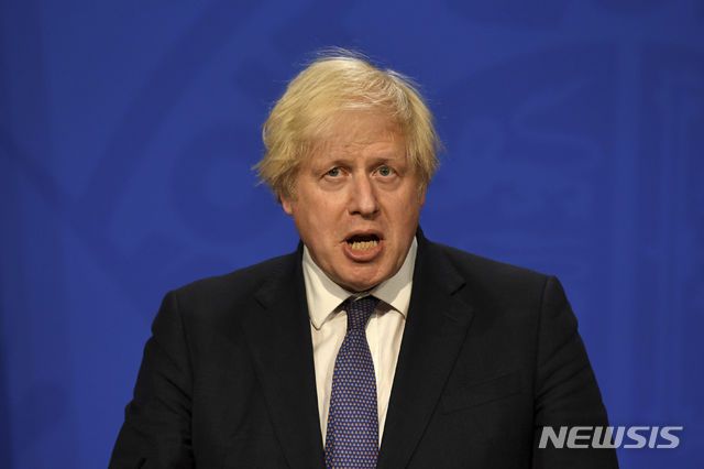 [런던=AP/뉴시스] 지난 7월 12일(현지시간) 보리스 존슨 영국 총리가 런던 다우닝가에서 기자회견 하고 있다. 2021.08.18.