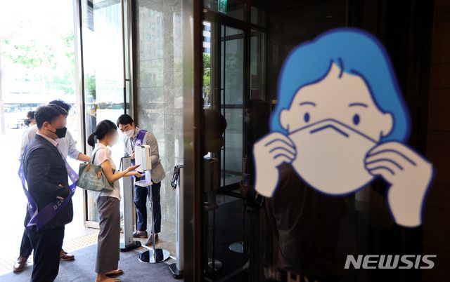 [서울=뉴시스] 추상철 기자 = 집단감염으로 임시휴점했던 현대백화점 무역센터점의 영업이 재개된 13일 오전 서울 강남구 현대백화점 무역센터점에서 고객들이  QR코드 체크와 체온측정후 입장하고 있다. (사진=공동취재사진) 2021.07.13. photo@newsis.com