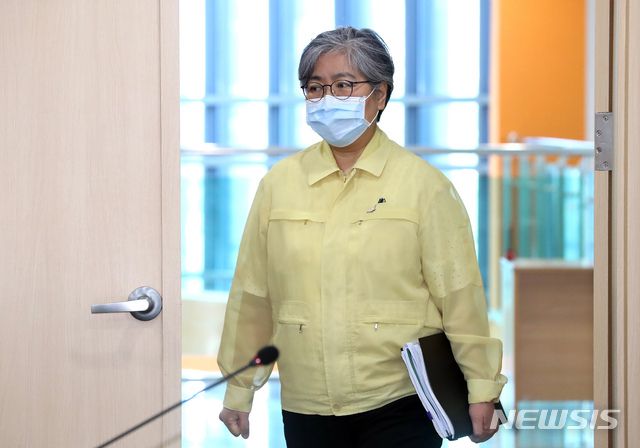 [청주=뉴시스] 강종민 기자 = 정은경 중앙방역대책본부장(질병관리청장)이 14일 오전 충북 청주 질병관리청에서 50대 연령층의 코로나19 예방접종 사전예약과 조정된 접종일정 등을 발표하기 위해 브리핑실로 향하고 있다. 지난 12일 사전예약한 55~59세 연령층은 오는 26일부터 다음달 7일까지 접종하게 되고 사전예약을 못한 55~59세 연령층 중미예약자는 14일 20시부터 24일 18시까지 예약할 수 있다.  2021.07.14. ppkjm@newsis.com