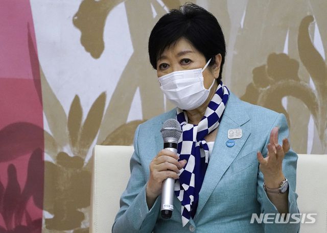 [도쿄=AP/뉴시스] 고이케 유리코 도쿄도지사가 지난해 7월 15일 일본 도쿄에서 토마스 바흐 국제올림픽위원회(IOC) 위원장과 만나 회담 중 발언하고 있다.  그는 작년까지 5년 연속 1923년 간토(關東)대지진 당시 학살된 조선인 희생자에 대한 추도문을 거부했다. 2022.01.13.