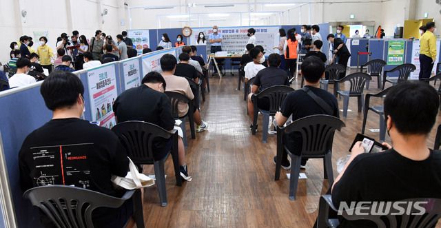[부산=뉴시스] 하경민 기자 = 고교 3학년 학생과 고교 교직원에 대한 코로나19 백신 접종이 시작된 지난 19일 오전 부산 부산진구 예방접종센터에서 개금고 학생 등이 접종을 마친 뒤 이상반응을 확인하기 위해 대기하고 있다. 부산 내 고3 학생과 고교 교직원 접종은 3만8000여 명이 대상이며, 이들은 오는 30일까지 고교 소재지 예방접종센터에서 화이자 백신을 맞는다. 2021.07.19. yulnetphoto@newsis.com