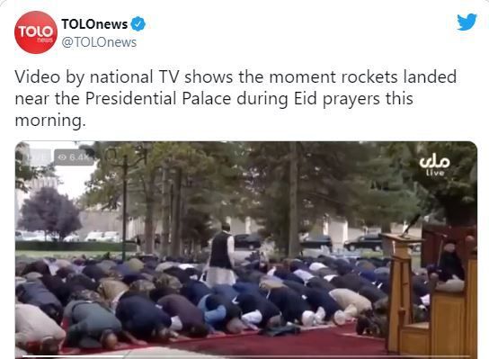 [서울=뉴시스]20일(현지시간) 아슈라프 가니 아프간 대통령이 수도 카불 대통령궁에서 이슬람 최대 명절인 '이드 알 아드하'(희생제) 기념 기도를 하는 동안 로켓 3발이 대통령궁 인근에 떨어졌다. (사진=현지 국영 톨로TV 트위터 캡처) 2021.07.21.