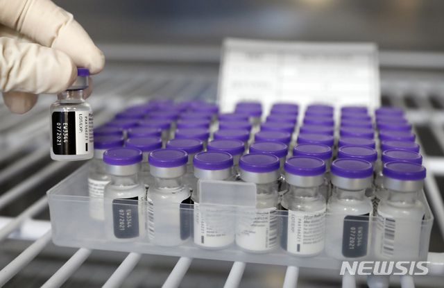 [서울=뉴시스] 고승민 기자 = 코로나19 확진자수가 하루 2000명까지 넘보면서 백신 접종률 상승이 절실해지고 있는 29일 서울 동작구 예방접종센터에서 의료진이 업무를 보고 있다. 정부는 모더나 백신 공급이 내주 재개된다고 밝혔지만 모더나, 화이자 측 사정과 선진국의 물량 확보 등에 따라 국내 수급이 불안해질 수 있다는 우려가 제기되고 있다. 정부는 30일 8월 접종계획을 발표할 예정이다. 2021.07.29. kkssmm99@newsis.com